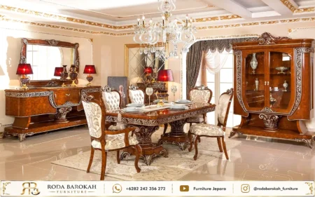 Desain Ruang Makan Klasik Nuansa Natural Mahogany Gold